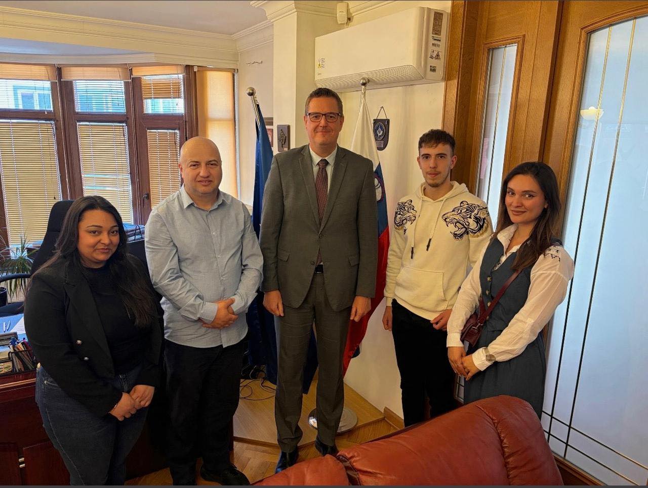 Takim në Ambasadën e Sllovenisë me të rinjtë që do të përfaqësojnë Kosovën në PODIM Conference 2026